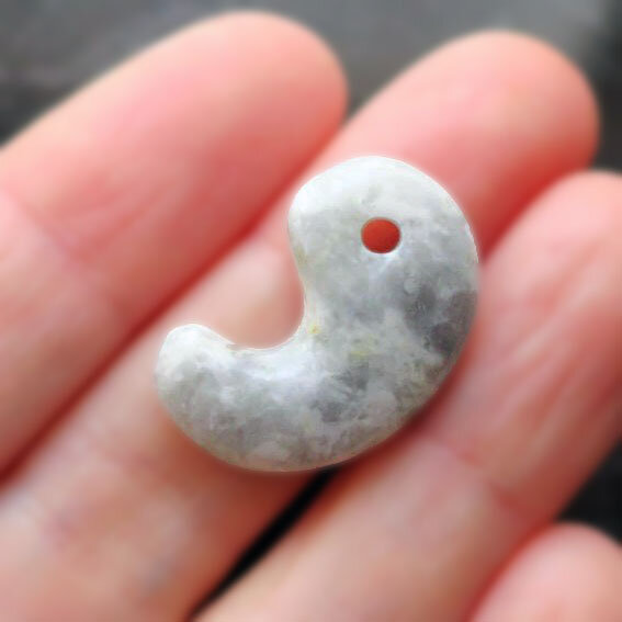 糸魚川 翡翠 勾玉 氷ひすい アイスジェード