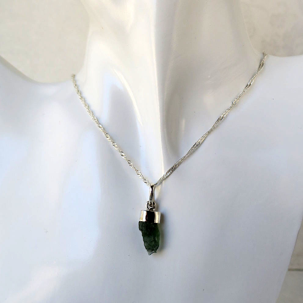 チェコ産モルダバイト原石のシルバーペンダント|レアストーン