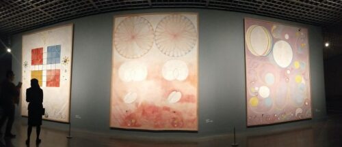 ヒルマ・アフ・クリント展｜大きな3枚の見えない世界のアート