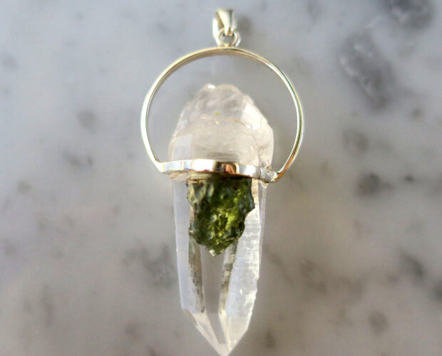 モルダバイト原石と水晶のペンダント|隕石系天然石ジュエリー
