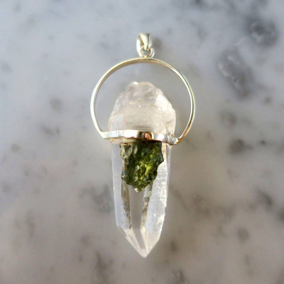 モルダバイト　ネックレス　原石　現地買付け : モルダバイト石、本物の生モルダバイト  メンズ女性、カップルペンダントエネルギー隕石ペンダントのための隕石のネックレスペンダント モルダバイトクリスタルジュエリー、レディースジュエリー  (Color : White) : ファッション