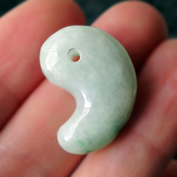 糸魚川翡翠 勾玉 天然石 グリーン バイカラー 22mm 日本製