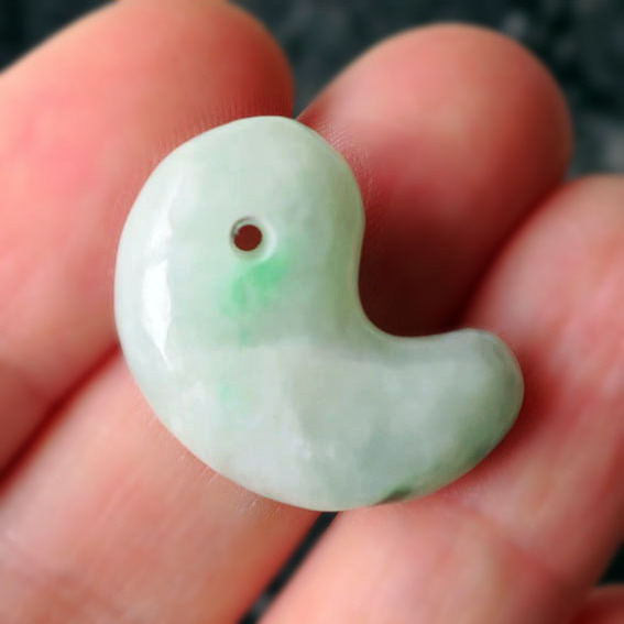 糸魚川翡翠 勾玉 22mm 天然石 バイカラー 桐箱入り 日本製