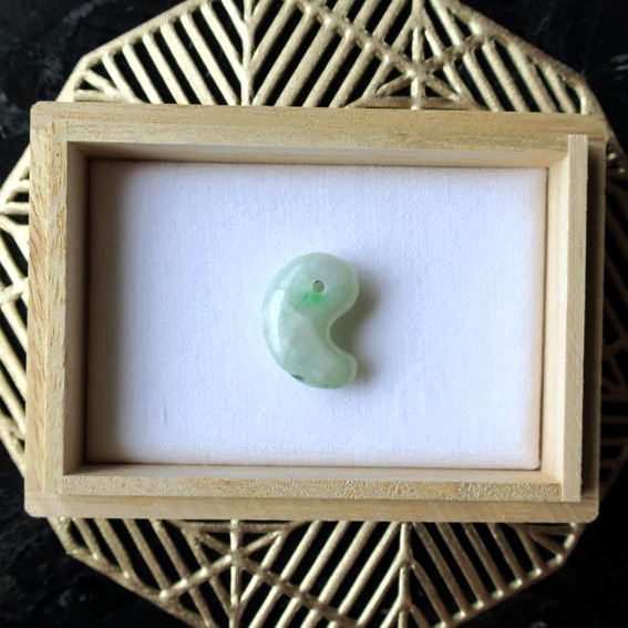 糸魚川翡翠 勾玉 桐箱入り 天然石 22mm コレクション 日本製