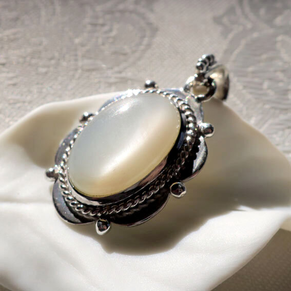 ムーンストーン キャッツアイ ペンダント 乳白色 SV925 月光 神秘 大きめ オーバル 10.35ct 6月誕生石