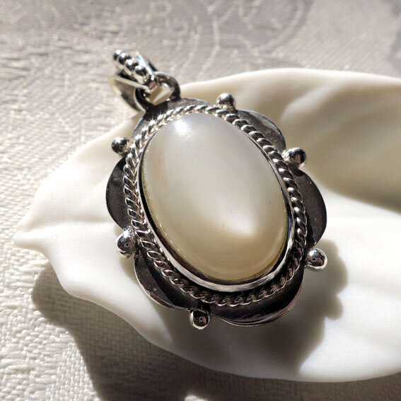 ムーンストーン ペンダント SV925 フクリン留め オーバル 10.35ct