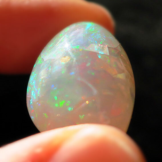 ウェロオパール 27.30ct 自然曲線 乳白色 フリーシェイプ 虹プレイオブカラー コレクション ドイツ仕入れ 記念日 ギフト