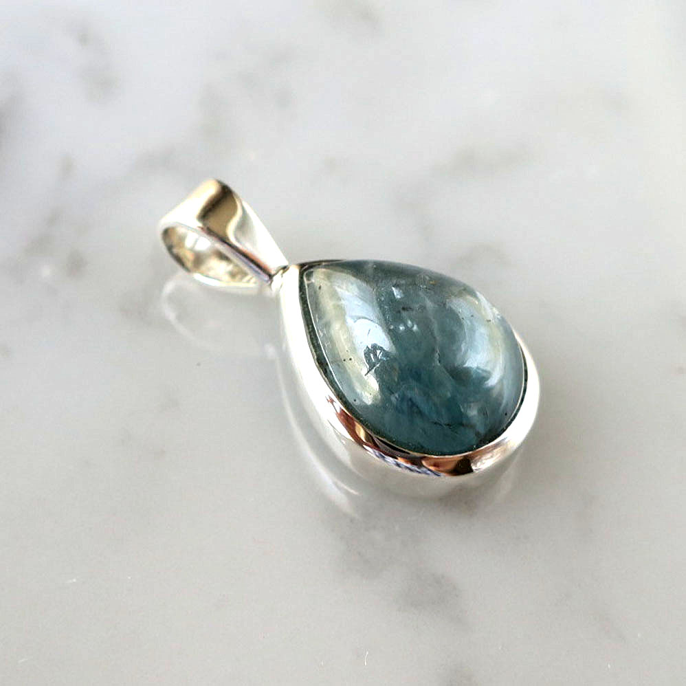 ブルージルコン ペンダント 着用例 ネックレス レディース 天然石ジュエリー 12月誕生石 コーディネート シルバーアクセサリー しずく型 エレガント