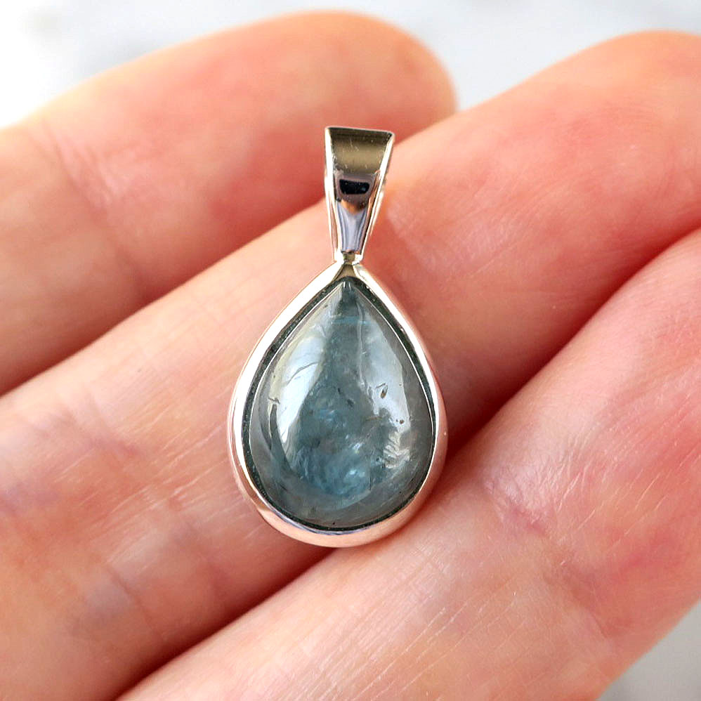 ブルージルコン ペンダントトップ フクリン留め シルバー925 鏡面仕上げ バチカン 職人技 ハンドメイド 天然石 しずく型デザイン 20mm