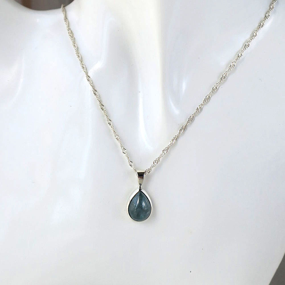 ブルージルコン ペンダント 着用イメージ レディース ネックレス シルバー925 天然石ジュエリー 12月誕生石 ハンドメイド しずく型 デコルテ 日常使い