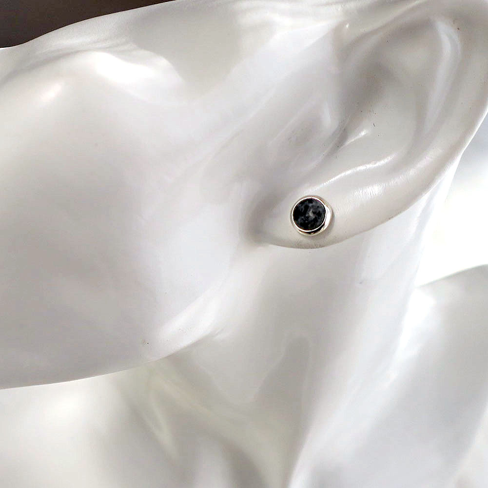 【OSHOマーブル】スタッドピアス まる型 装着写真 sv925 両耳 モノトーン ユニセックス