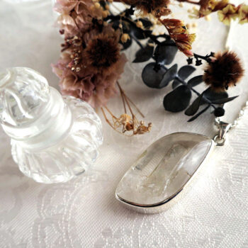 新年の吉祥アイテムとしておすすめの貫入水晶マニフェステーションクリスタル 天然石ペンダント