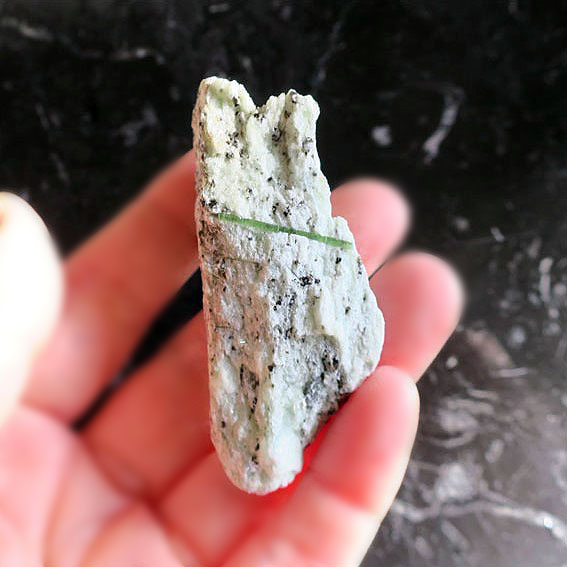 エメラルダイト 原石 角度 グリーン 美しい色合い 天然石 鉱物 emeraldite green