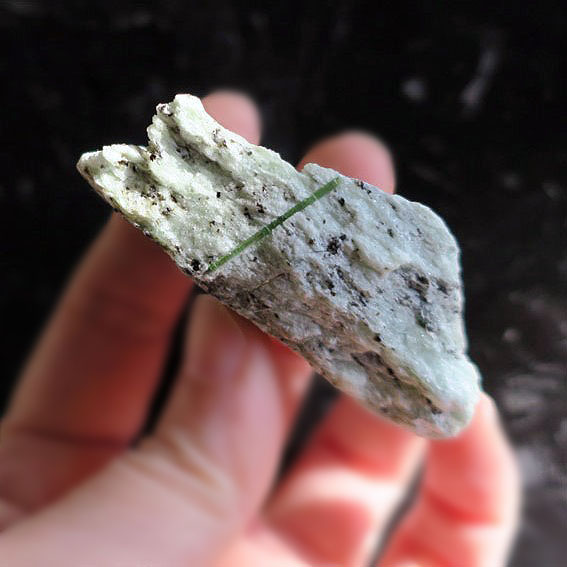 エメラルダイト 原石 手持ち サイズ感 62mm 天然石 置物 emeraldite hand