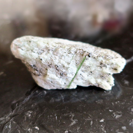 エメラルダイト 原石 置物 インテリア ディスプレイ 書斎 窓辺 emeraldite interior