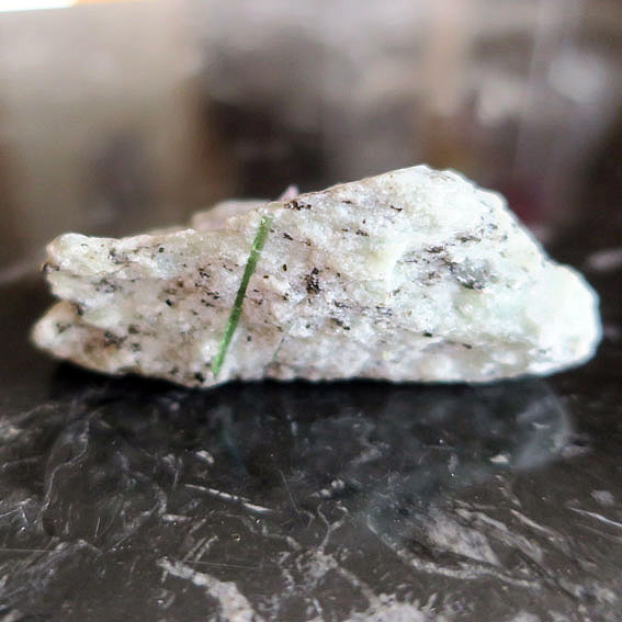 エメラルダイト 原石 側面 アクチノライト クローライト 天然石 emeraldite side