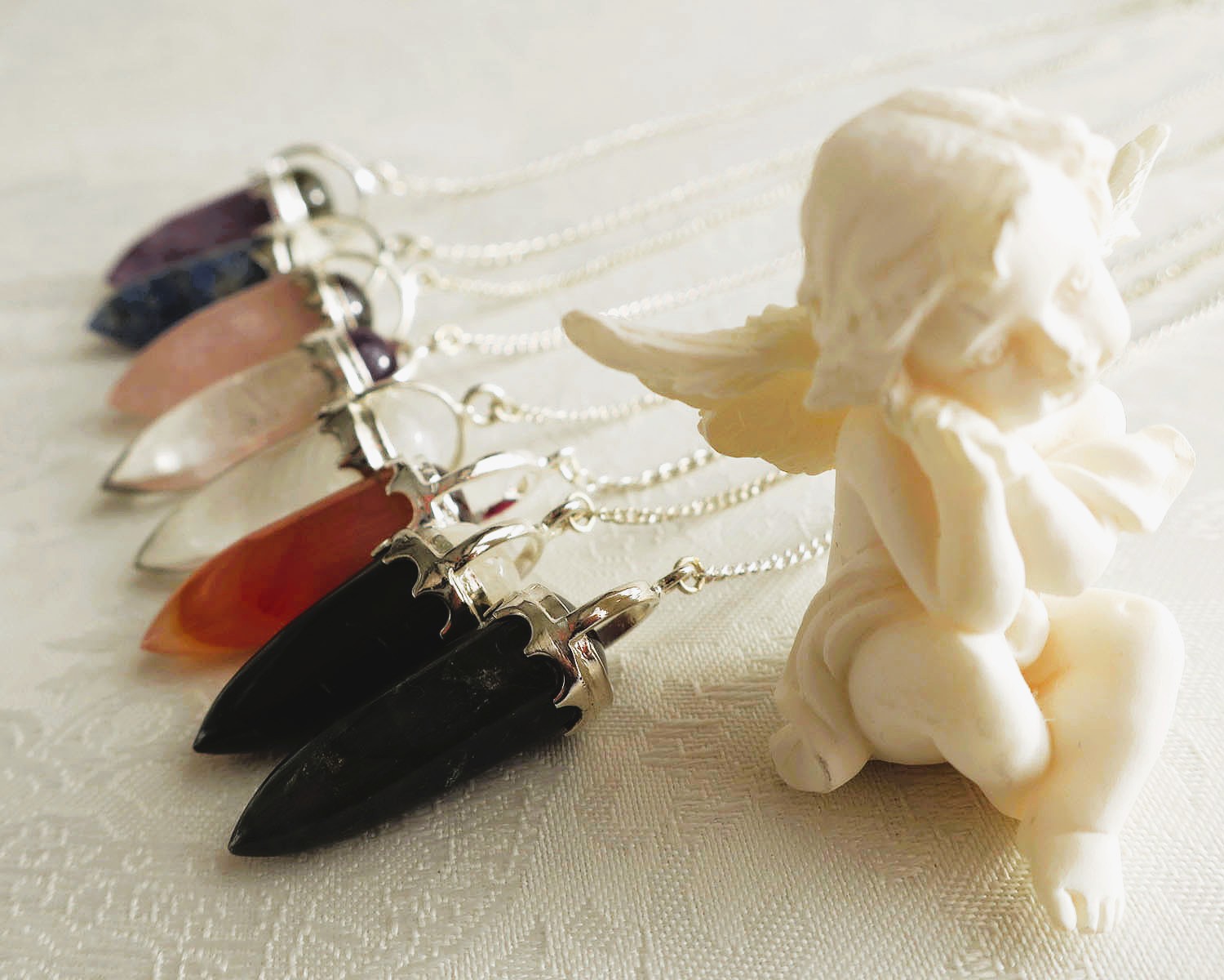 様々な種類のペンデュラムと天使 天然石アクセサリー|ダウジング