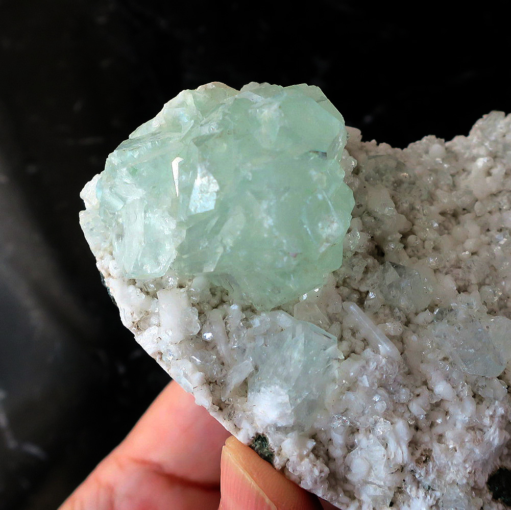 グリーンアポフィライト 大結晶 立方晶 結晶面 透明感 天然鉱物 apophyllite crystal