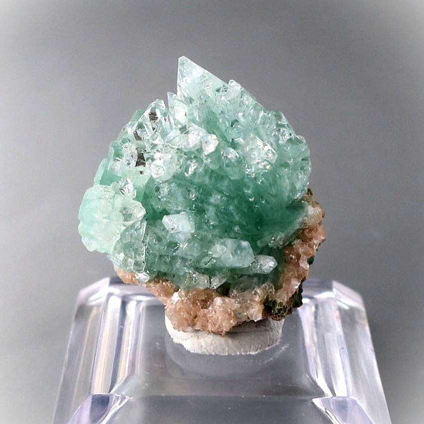 グリーンアポフィライト 結晶 クラスター 天然石 原石 鉱物 グリーン 斜め レアストーン apophyllite