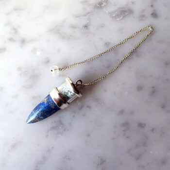 ラピスラズリ ペンデュラム 天然石 全体 斜め 置き 水色 ロイヤルブルー pendulum