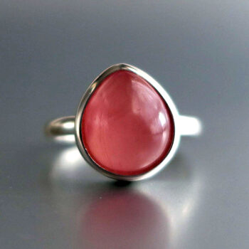 北海道産 ロードクロサイト 透明感 ピンク 天然石 アップ しずくrhodochrosite gemstone