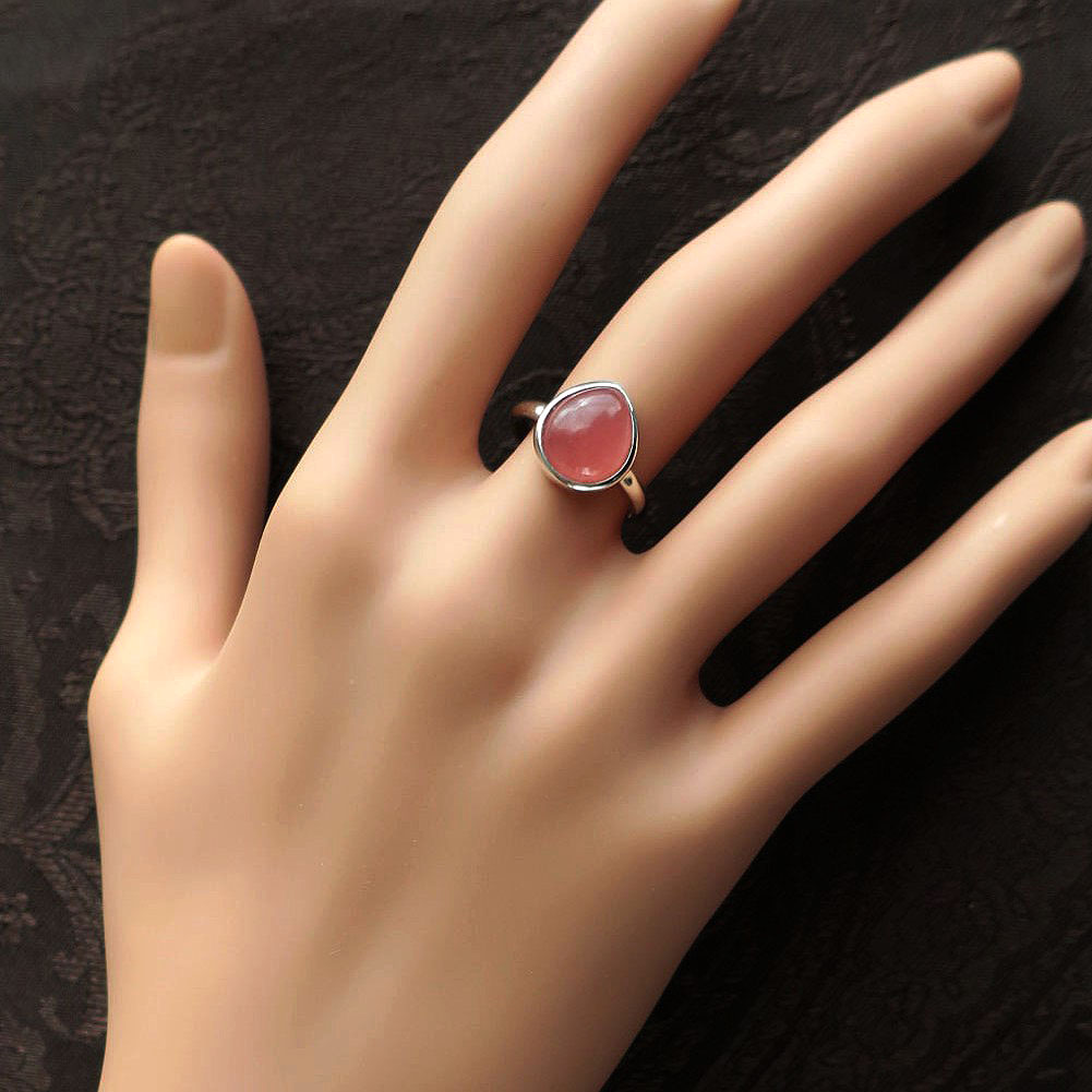 ロードクロサイト リング 着用イメージ フェミニン 大人かわいい ピンク